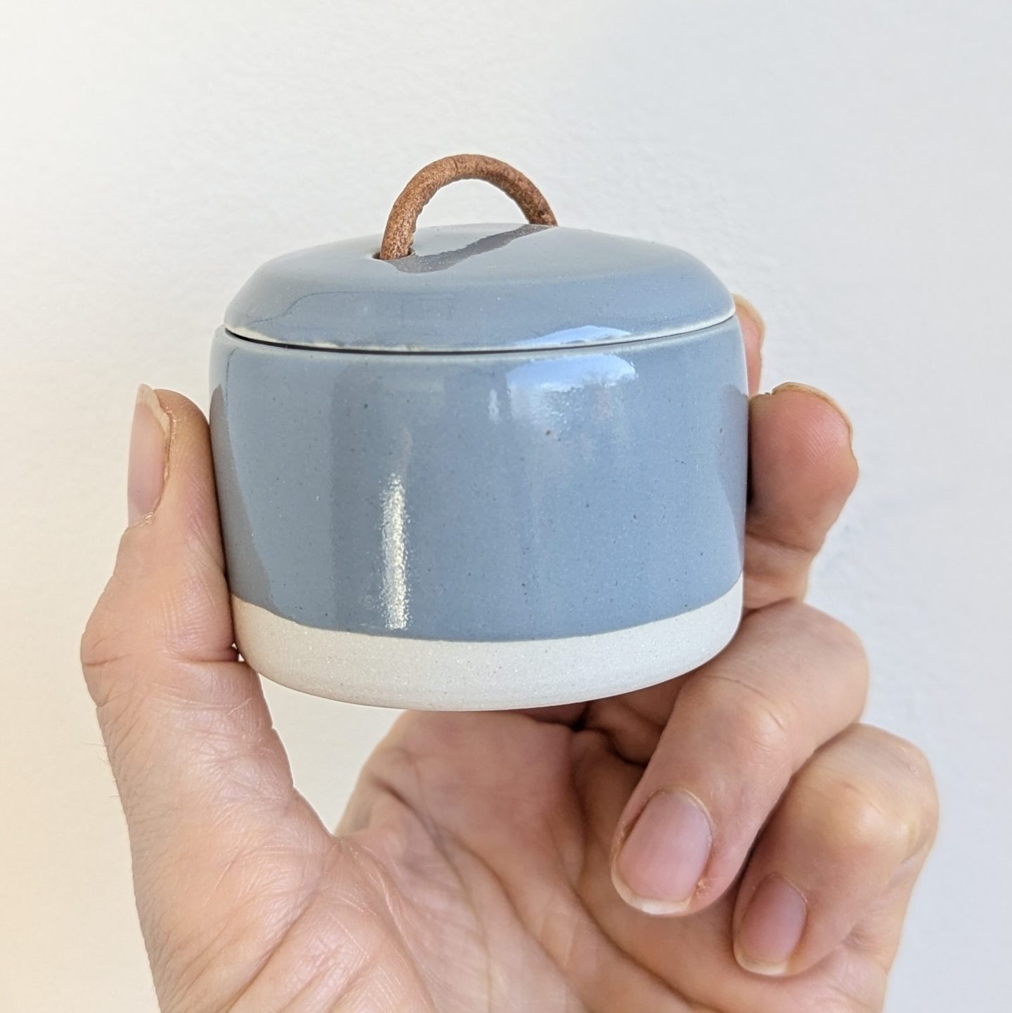 Glossy petroleum (S)